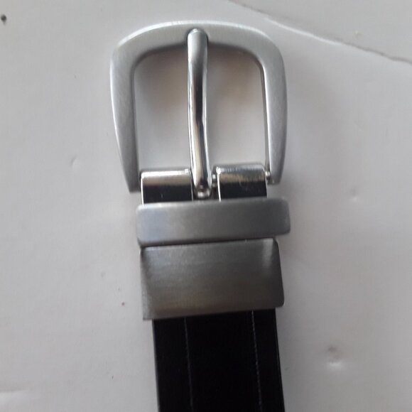 Van Heusen boys black belt w/silver buckle 30-32 - Picture 1 of 5